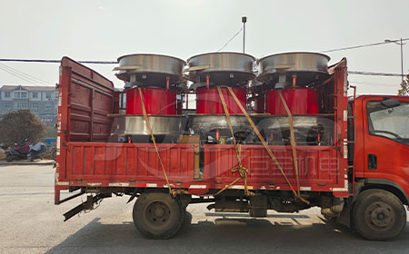 貴州客戶定制漿液篩裝車完畢，準(zhǔn)備發(fā)貨